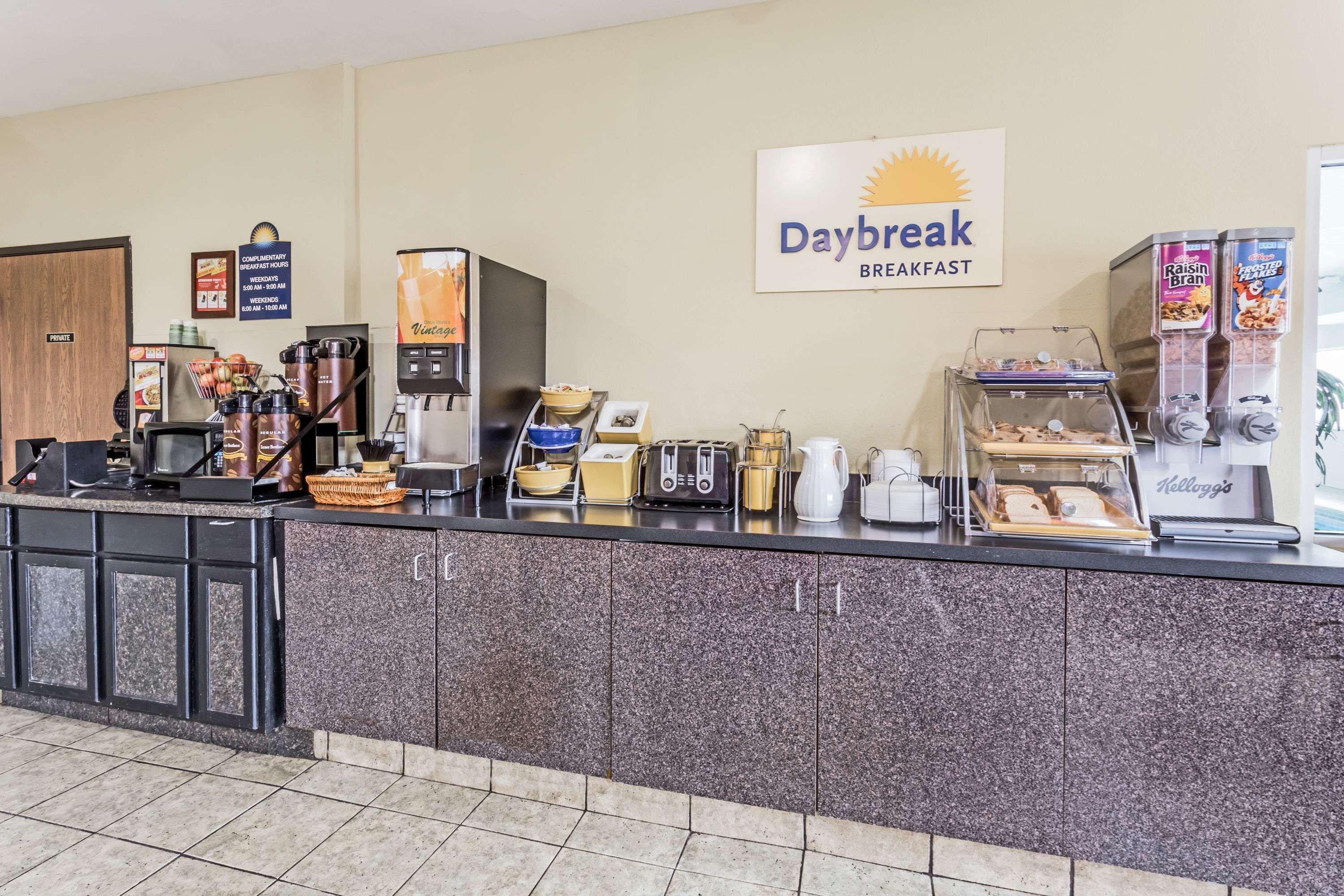 Days Inn & Suites By Wyndham Of Morris Εξωτερικό φωτογραφία