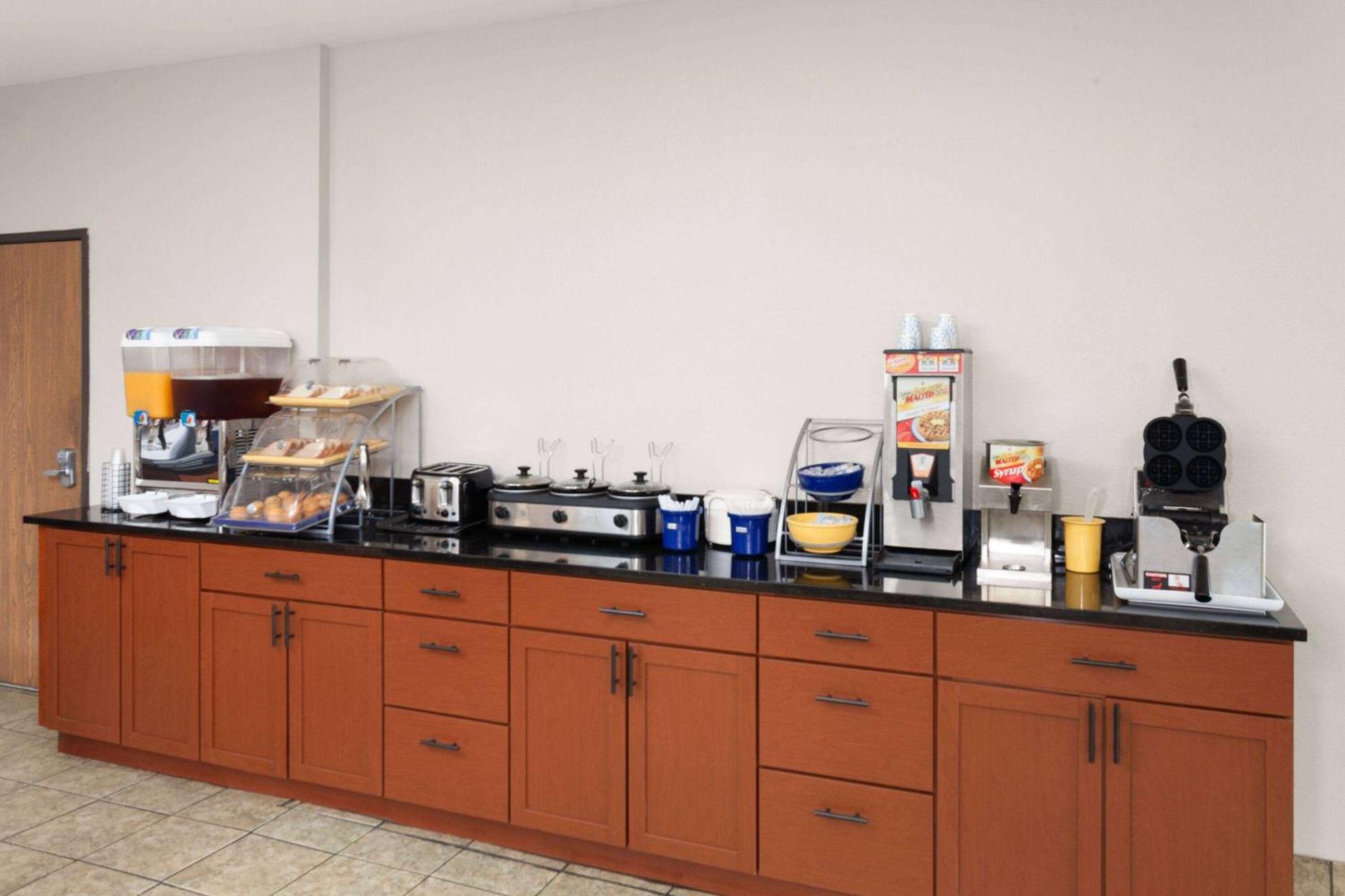 Days Inn & Suites By Wyndham Of Morris Εξωτερικό φωτογραφία